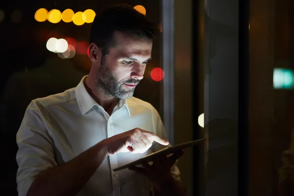 Advogado deve informar o cliente sobre uso de IA?